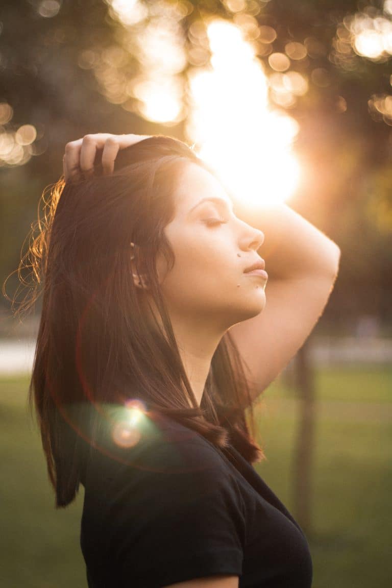 Mujer respirando un ambiente limpio.