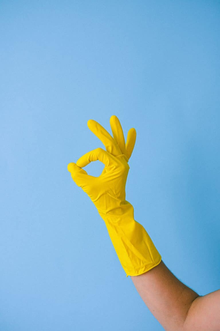 Mujer Limpieza Haciendo Signo de Ok con la mano.